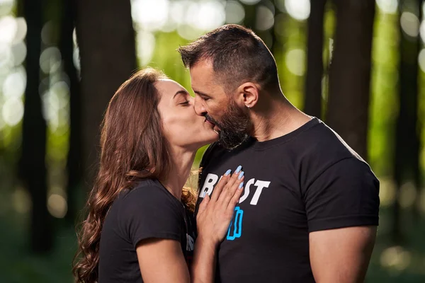 Retrato Aire Libre Feliz Pareja Hispana Noche Verano — Foto de Stock