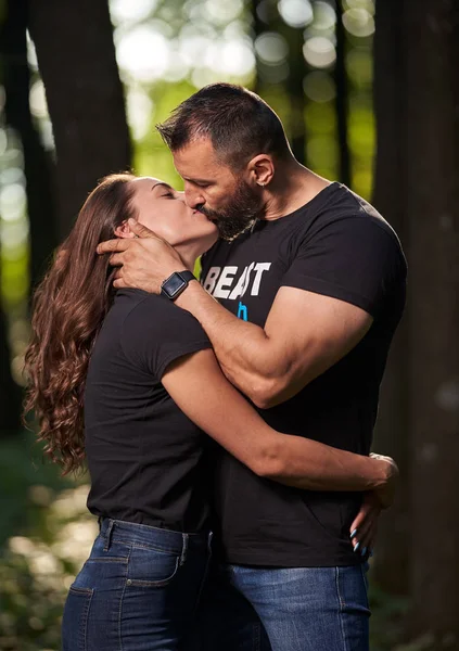 Portrait Extérieur Couple Hispanique Heureux Soirée Été — Photo