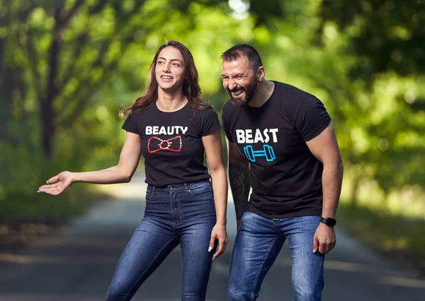 Buiten Portret Van Gelukkig Hispanic Paar Zomeravond — Stockfoto