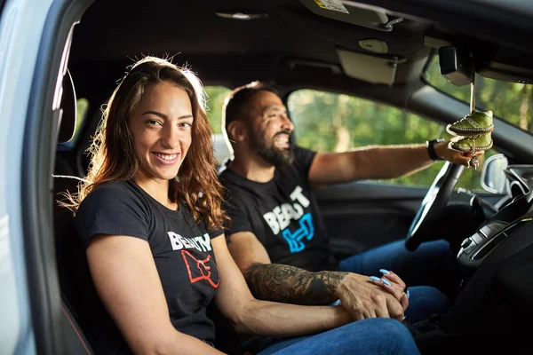 Pareja Feliz Con Nuevo Coche Moderno —  Fotos de Stock