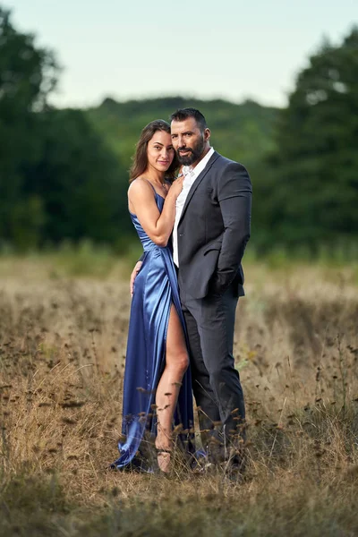 Portret Van Een Mooi Paar Buiten Door Het Bos — Stockfoto