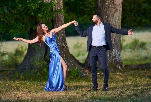 Portrait Beau Couple Plein Air Près Forêt — Photo