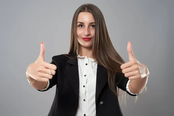 Glücklich Lateinische Geschäftsfrau Mit Daumen Hoch Zeichen — Stockfoto