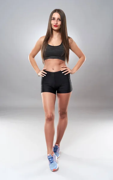 Mulher Atlética Jovem Posando Como Modelo Fitness Fundo Cinza — Fotografia de Stock