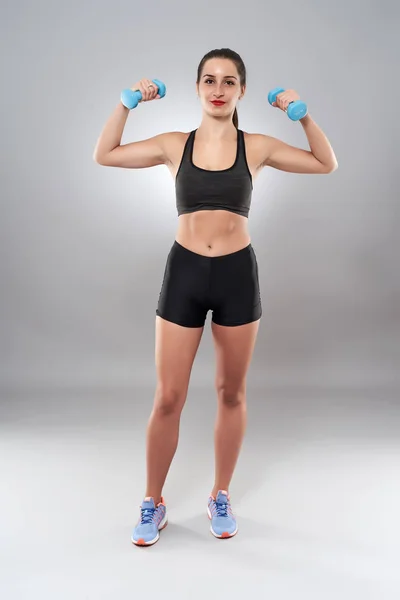 Mujer Atlética Joven Posando Como Modelo Fitness Sobre Fondo Gris —  Fotos de Stock