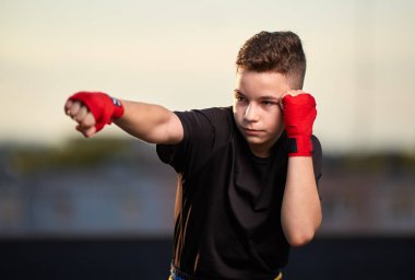 Genç muay-tay savaşçı veya kick-boxer eğitim şehrin üzerinde çatıda