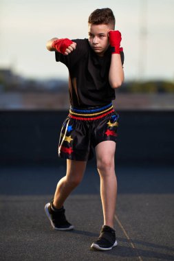 Genç muay-tay savaşçı veya kick-boxer eğitim şehrin üzerinde çatıda