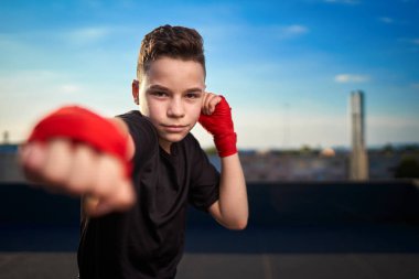 Genç muay-tay savaşçı veya kick-boxer eğitim şehrin üzerinde çatıda