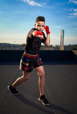 Genç muay-tay savaşçı veya kick-boxer eğitim şehrin üzerinde çatıda