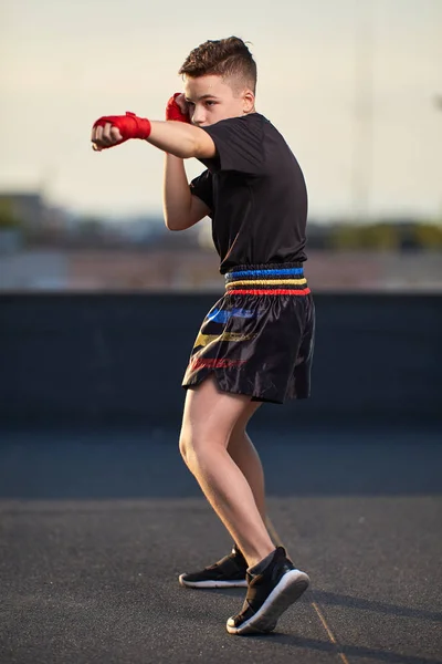 Junger Muay Thai Kämpfer Oder Kickboxer Beim Training Auf Dem — Stockfoto