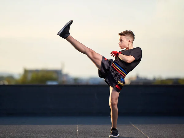 Jovem Lutador Muay Thai Kick Boxer Treinando Telhado Acima Cidade — Fotografia de Stock