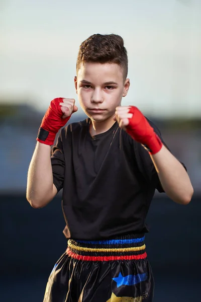 Giovane Combattente Muay Thai Allenamento Kick Boxer Sul Tetto Sopra — Foto Stock