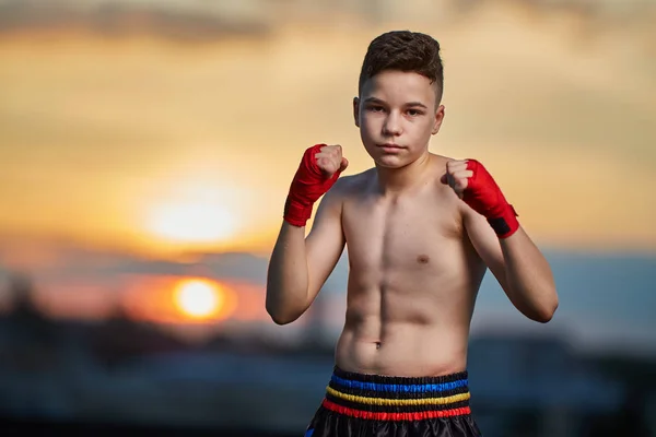 Jonge Kickboxer Training Het Dak Bij Zonsondergang — Stockfoto