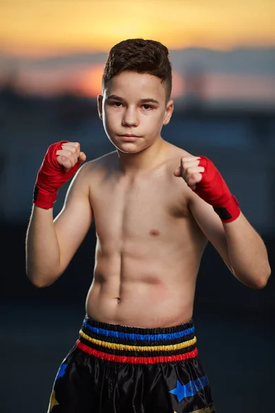 Jonge Kickboxer Training Het Dak Bij Zonsondergang — Stockfoto