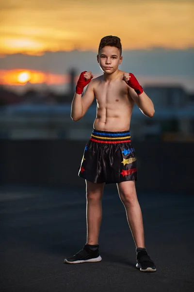 Jonge Kickboxer Training Het Dak Bij Zonsondergang — Stockfoto