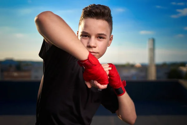 Joven Luchador Muay Thai Entrenamiento Kick Boxer Techo Sobre Ciudad —  Fotos de Stock