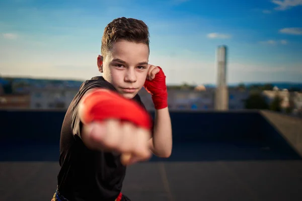 Jonge Muay Thai Fighter Kick Boxer Training Het Dak Boven — Stockfoto