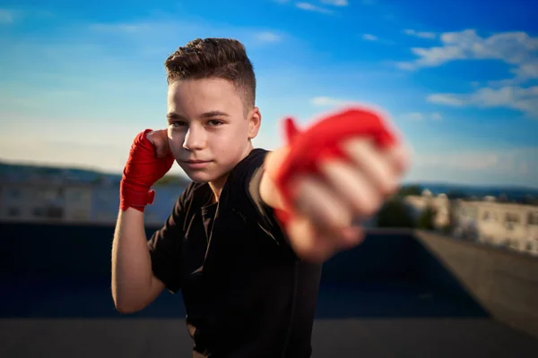 Young Muay Thai Fighter Kick Boxer Training Roof City — Stock Photo, Image