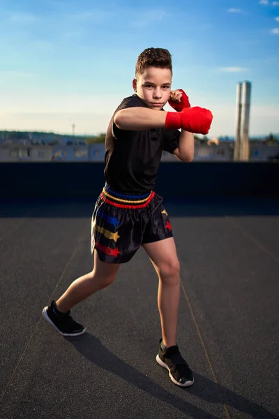 Jovem Lutador Muay Thai Kick Boxer Treinando Telhado Acima Cidade — Fotografia de Stock