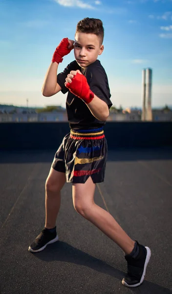 Genç Muay Tay Savaşçı Veya Kick Boxer Eğitim Şehrin Üzerinde — Stok fotoğraf