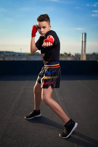 Jonge Muay Thai Fighter Kick Boxer Training Het Dak Boven — Stockfoto