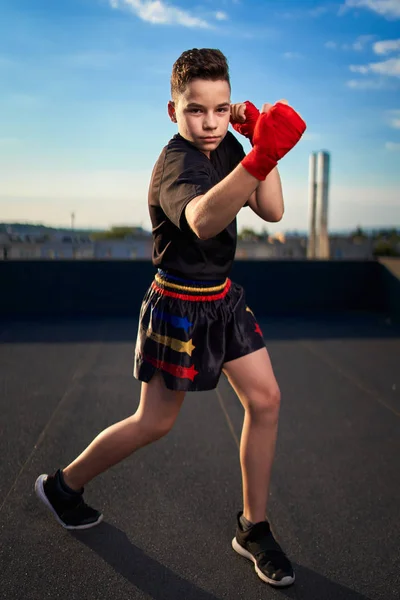 Joven Luchador Muay Thai Entrenamiento Kick Boxer Techo Sobre Ciudad —  Fotos de Stock