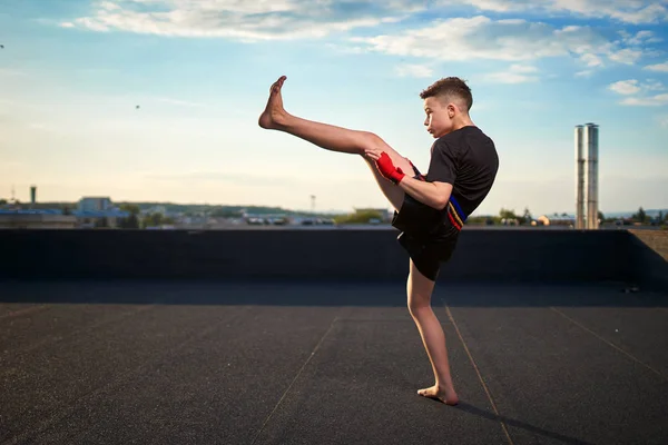 Jovem Lutador Muay Thai Kick Boxer Treinando Telhado Acima Cidade — Fotografia de Stock