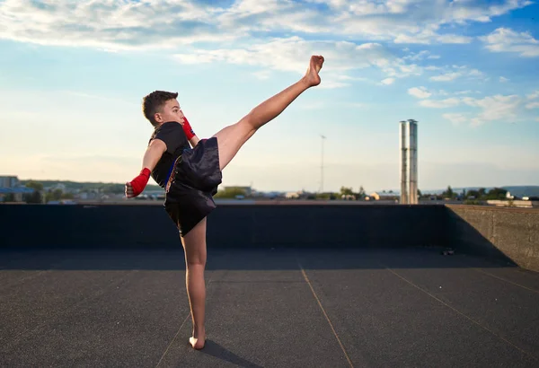 Jonge Muay Thai Fighter Kick Boxer Training Het Dak Boven — Stockfoto