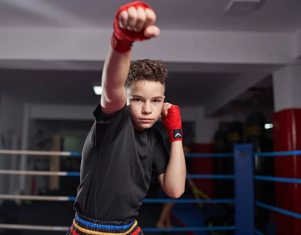 Jonge Vechter Met Handen Verpakt Shadow Boksen Ring — Stockfoto