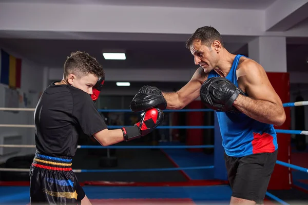 Jonge Kickbox Fighter Slaan Wanten Met Zijn Coach — Stockfoto