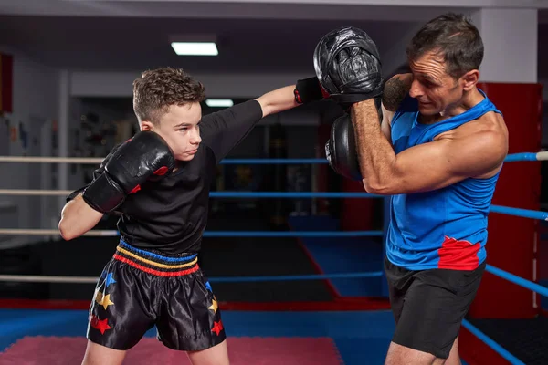 Junger Kickbox Kämpfer Schlägt Mit Seinem Trainer Auf Handschuhe Ein — Stockfoto