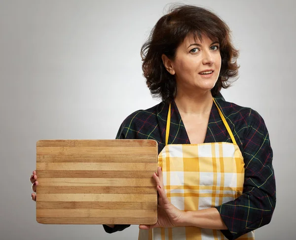 Vrouw Cook Houden Een Houten Plank Met Copyspace — Stockfoto