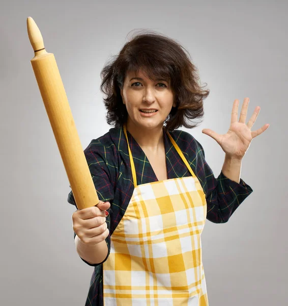 Baker Dame Met Een Houten Deegroller Grijze Achtergrond — Stockfoto