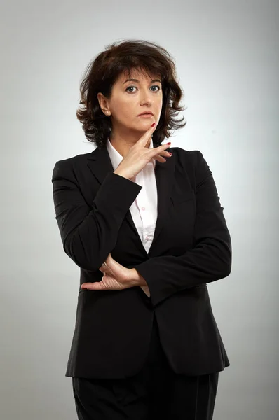 Retrato Uma Empresária Madura Pensativa Terno Sobre Fundo Cinza — Fotografia de Stock