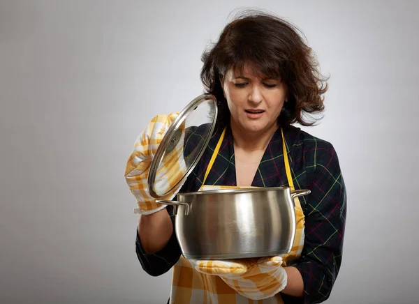 Femme Foyer Terrifiée Par Elle Cuisiné Dans Pot — Photo