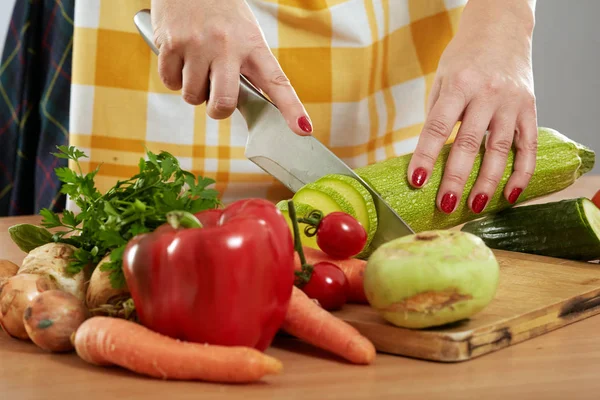 Mãos Mulher Cortando Uma Variedade Vegetais Uma Tábua Madeira — Fotografia de Stock