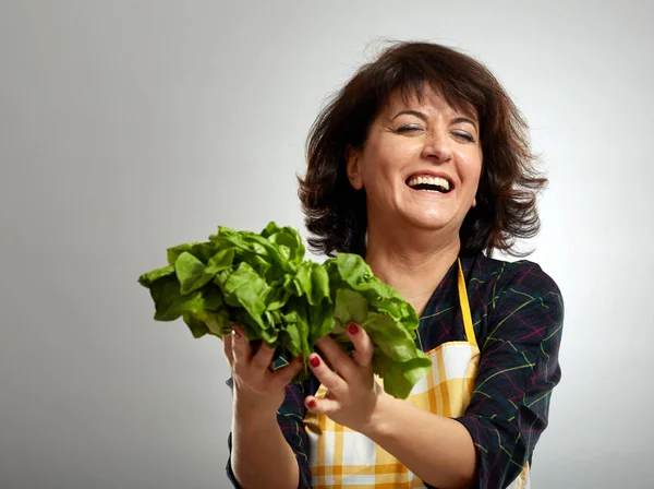 Femme Cuisinière Tenant Laitue Fraîche Sur Fond Gris — Photo