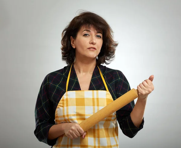 Baker Dama Con Rodillo Madera Sobre Fondo Gris — Foto de Stock