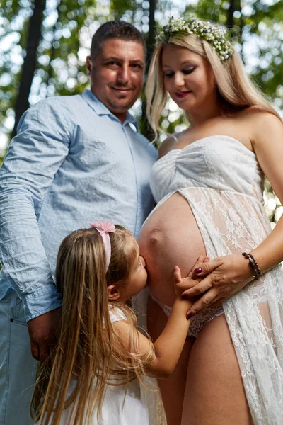 Gravid Kvinna Och Hennes Familj Njuter Sommardag Utomhus — Stockfoto