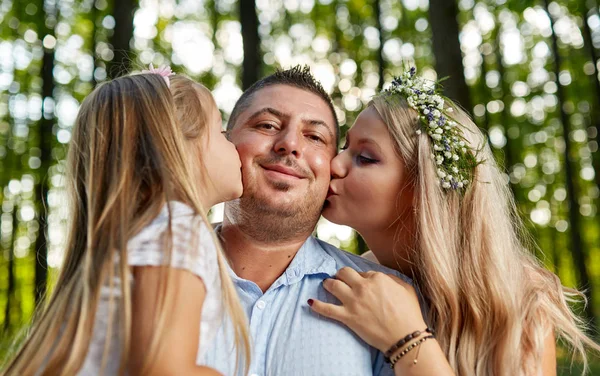 Donna Incinta Sua Famiglia Godendo Una Giornata Estiva All Aperto — Foto Stock