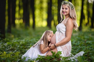 Hamile kadın ve büyük kızı açık havada