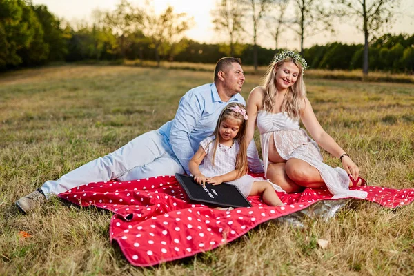 Gravid Kvinna Och Hennes Familj Njuter Sommardag Utomhus — Stockfoto