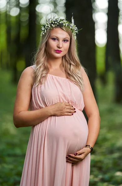 一个美丽的年轻孕妇户外的肖像 — 图库照片