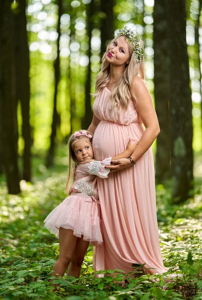 妊娠中の女性と彼女の長女屋外 — ストック写真
