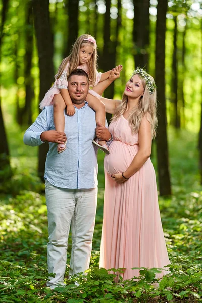 Gravid Kvinna Och Hennes Familj Njuter Sommardag Utomhus — Stockfoto