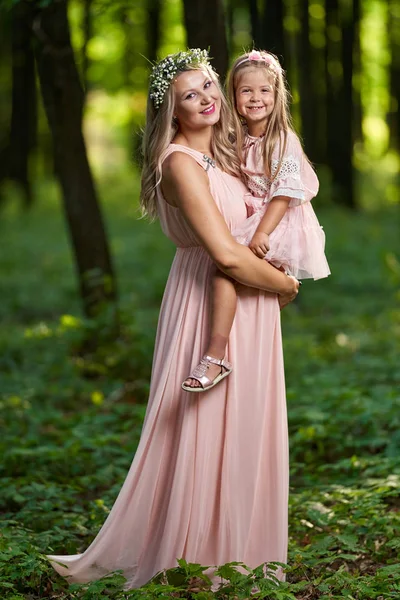 Zwangere Vrouw Haar Oudere Dochter Buiten — Stockfoto