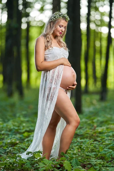 屋外の美しい若い妊娠中の女性の肖像画 — ストック写真