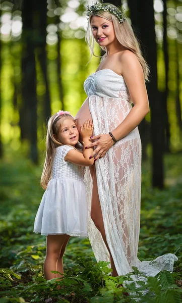 Kobieta Ciąży Jej Starsza Córka Odkryty — Zdjęcie stockowe