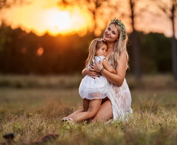 Zwangere Vrouw Haar Oudere Dochter Buiten — Stockfoto