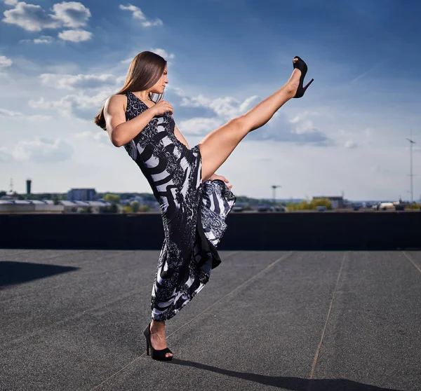 Hermosa Mujer Luchadora Con Kickbox Mueve Vestido Elegante — Foto de Stock